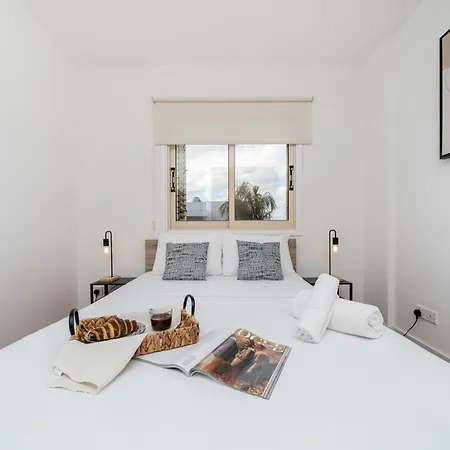 1 Bedroom Flat *