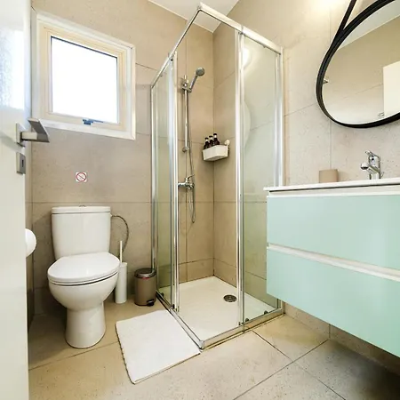 1 Bedroom Flat *